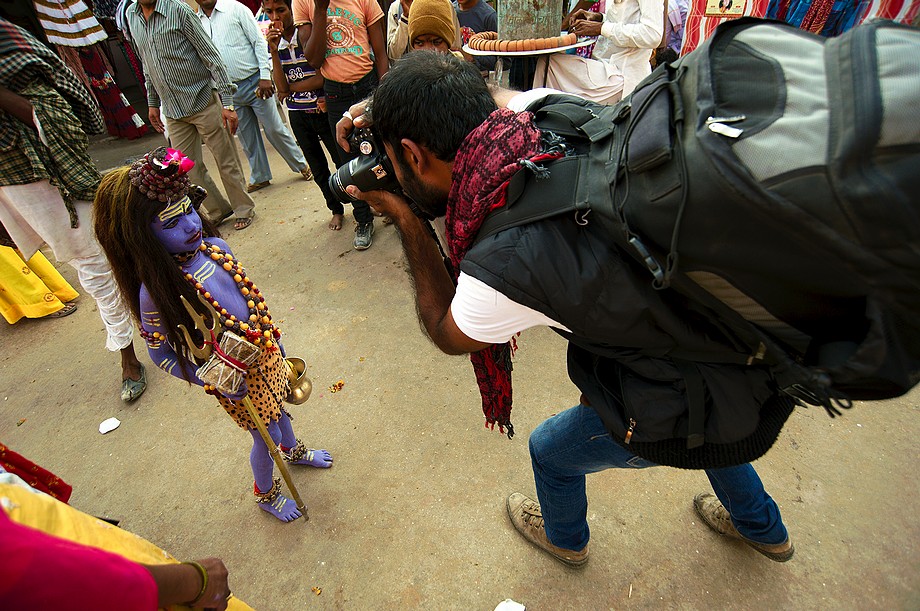 Chłopiec przebrany za Shivę pozuje fotografowi z Delhi (Pushkar Camel Fair)